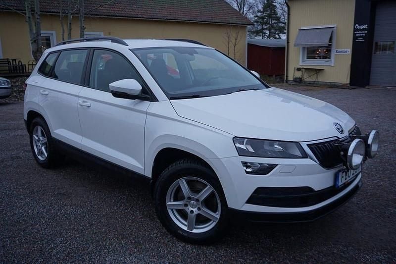 Vit Begagnad 2019 Skoda Karoq Ambition SUV | 229 900 kr (Marknadspris) - Bild 1/4