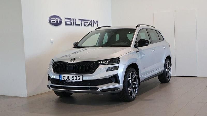 Silver Ny 2025 Skoda Karoq SportLine SUV | 521 300 kr - Bild 1/4
