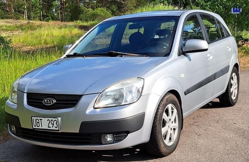 Silver Begagnad 2006 Kia Rio 4 Halvkombi | 22 900 kr (Bra pris) - Bild 1/4