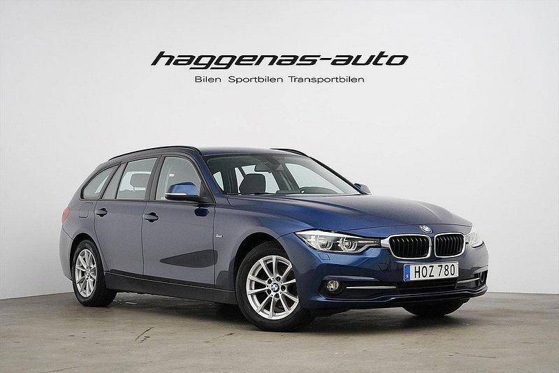 Mörkblå Begagnad 2017 BMW 318 Sport Line Kombi | 159 000 kr (Marknadspris) - Bild 1/4