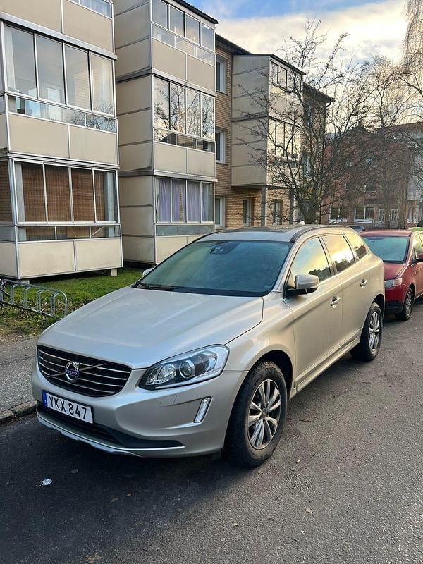 Ljusbeige Begagnad 2017 Volvo XC60 SUV | 198 000 kr (Bra pris) - Bild 1/4
