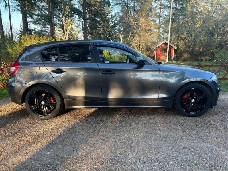 Grå Begagnad 2006 BMW 116 Advantage Halvkombi | 24 900 kr (Superpris) - Bild 1/4