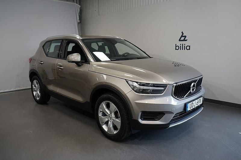 Grå Begagnad 2022 Volvo XC40 Momentum SUV | 289 900 kr (Bra pris) - Bild 1/3