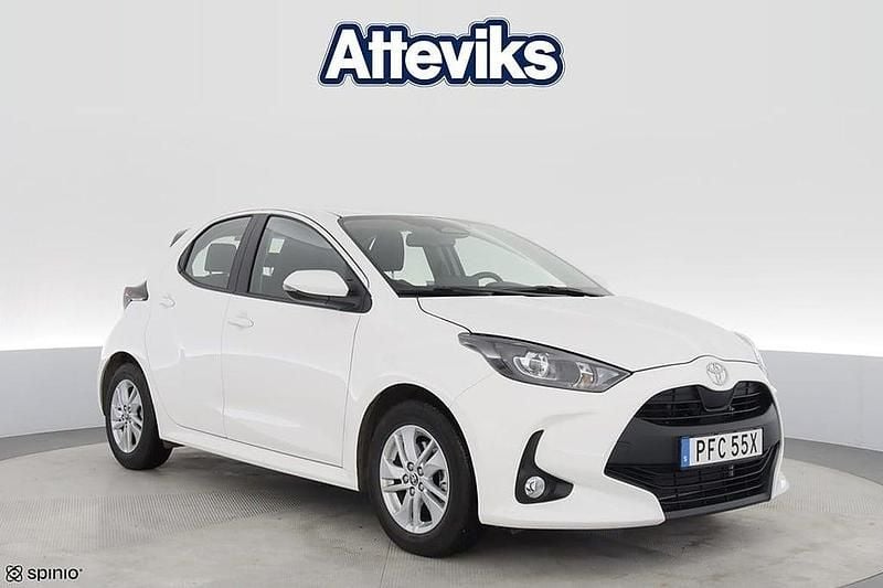 Vit Begagnad 2024 Toyota Yaris Hybrid Halvkombi | 234 900 kr (Bra pris) - Bild 1/3