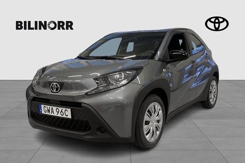 Grå Ny 2025 Toyota Aygo X SUV | 199 000 kr (Marknadspris) - Bild 1/4