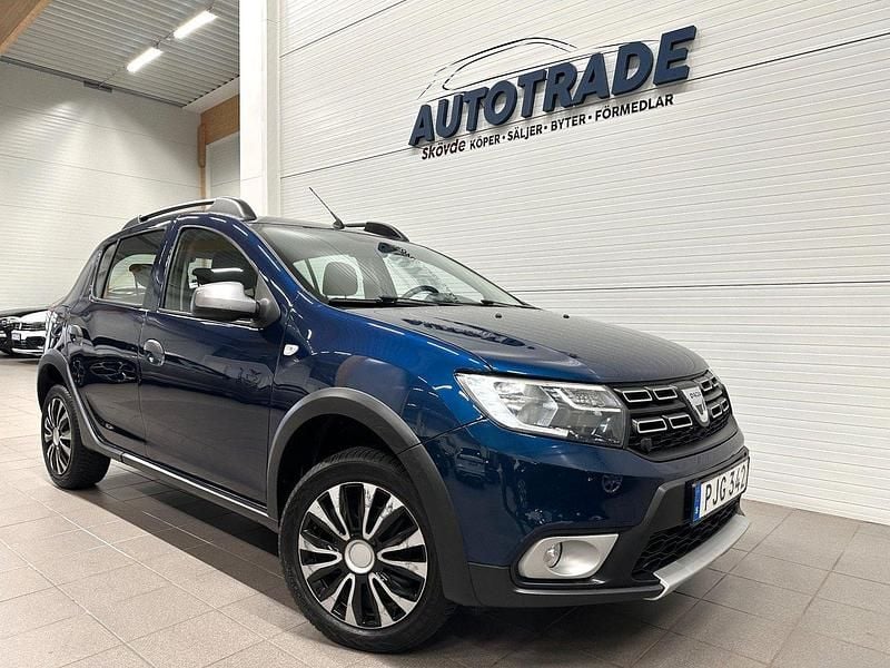 Blå Begagnad 2017 Dacia Sandero Stepway Halvkombi | 69 900 kr (Marknadspris) - Bild 1/4
