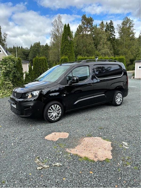 Svart Begagnad 2019 Peugeot Partner Minibuss | 150 000 kr (Marknadspris) - Bild 1/4