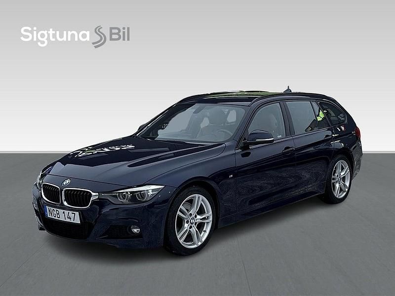 Blå Begagnad 2018 BMW 330 M Sport Kombi | 269 900 kr (Marknadspris) - Bild 1/3