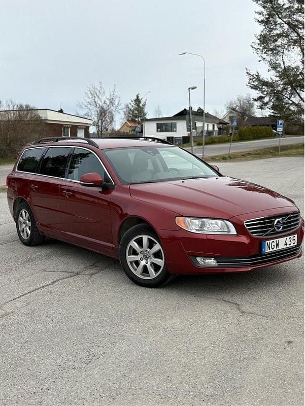 Röd Begagnad 2014 Volvo V70 Momentum Kombi | 115 000 kr (Marknadspris) - Bild 1/2
