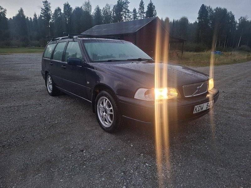 Blå Begagnad 2000 Volvo V70 Kombi | 12 000 kr (Superpris) - Bild 1/4