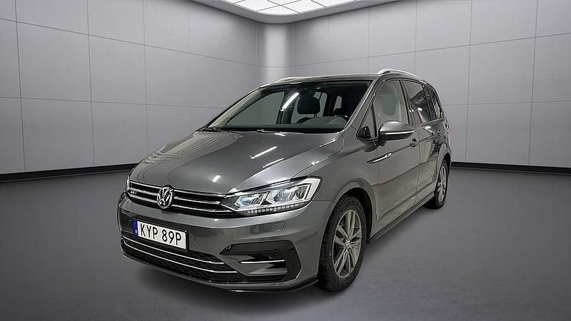 Mörkgrå Begagnad 2019 VW Touran R-line Minibuss | 259 750 kr (Lite dyr) - Bild 1/4
