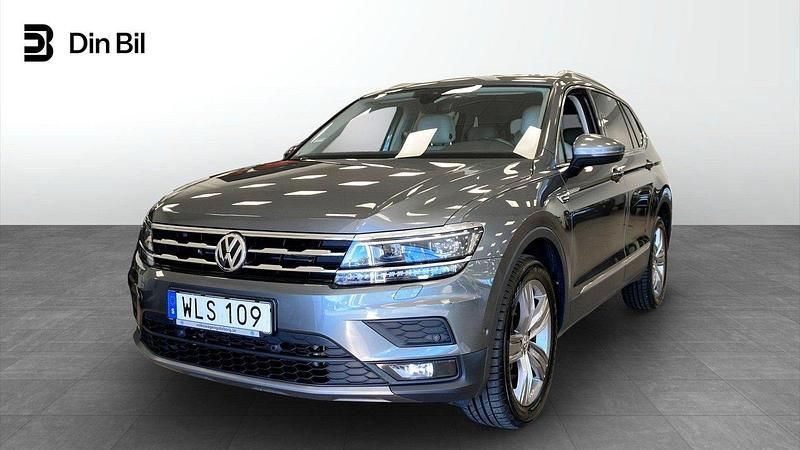 Mörkgrå (platinum grey metallic) Begagnad 2017 VW Tiguan SUV | 269 800 kr - Bild 1/4