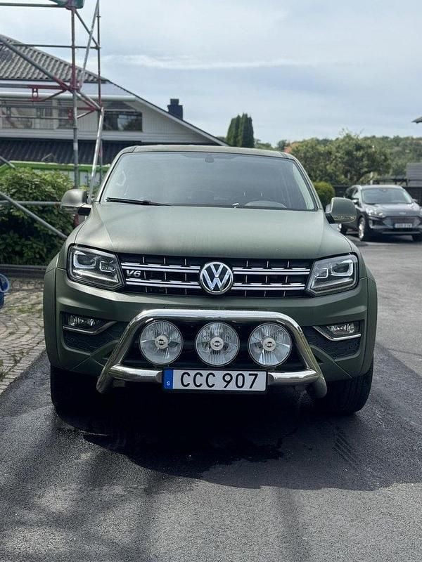Grön Begagnad 2017 VW Amarok Pickup | 345 000 kr (Marknadspris) - Bild 1/4