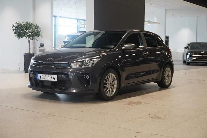 Grå Begagnad 2018 Kia Rio Halvkombi | 149 800 kr (Dyr) - Bild 1/4