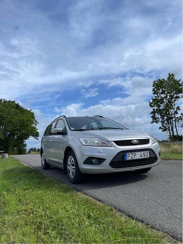 Grå Begagnad 2011 Ford Focus Kombi | 27 000 kr (Marknadspris) - Bild 1/4