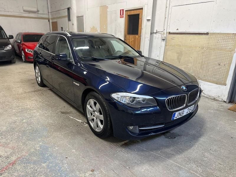 Blå Begagnad 2011 BMW 520 Kombi | 98 500 kr (Superpris) - Bild 1/4