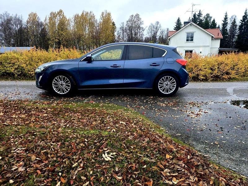 Blå Begagnad 2019 Ford Focus Titanium Halvkombi | 149 500 kr (Bra pris) - Bild 1/4