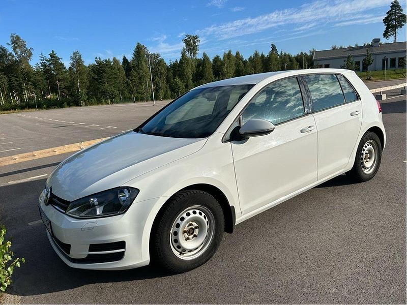 Vit Begagnad 2017 VW Golf VII Halvkombi | 90 000 kr (Bra pris) - Bild 1/4