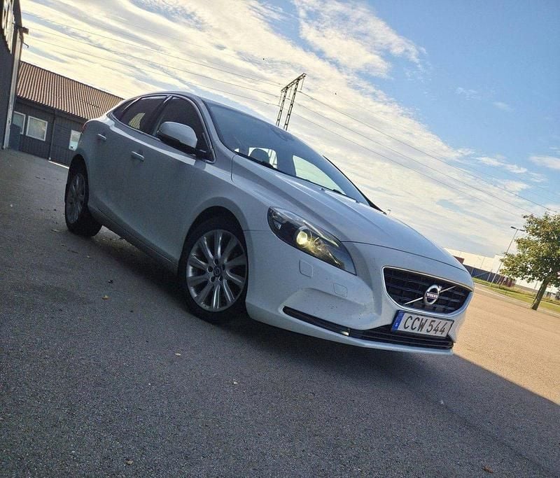 Vit Begagnad 2016 Volvo V40 Momentum Kombi | 125 000 kr (Marknadspris) - Bild 1/4