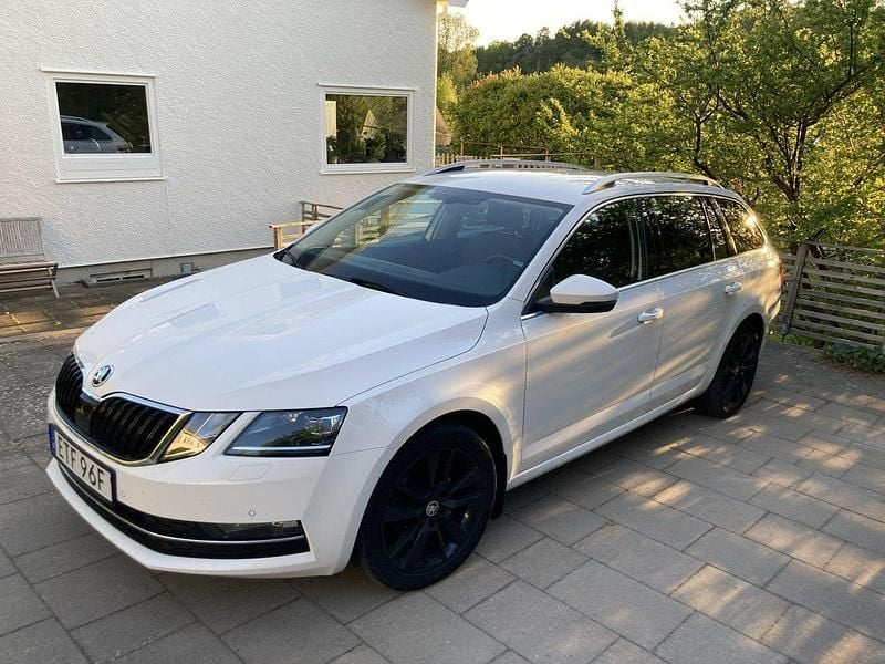 Vit Begagnad 2020 Skoda Octavia Style Kombi | 179 000 kr (Bra pris) - Bild 1/4