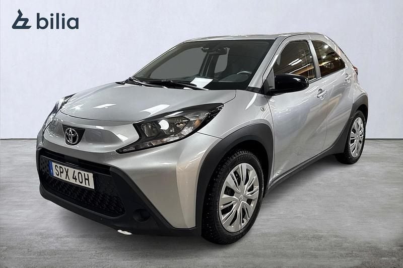 Silver Begagnad 2023 Toyota Aygo X Play SUV | 169 900 kr (Marknadspris) - Bild 1/3