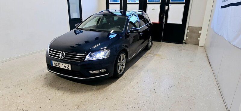 Mörkblå (blå) Begagnad 2013 VW Passat GT Kombi | 94 900 kr (Marknadspris) - Bild 1/4