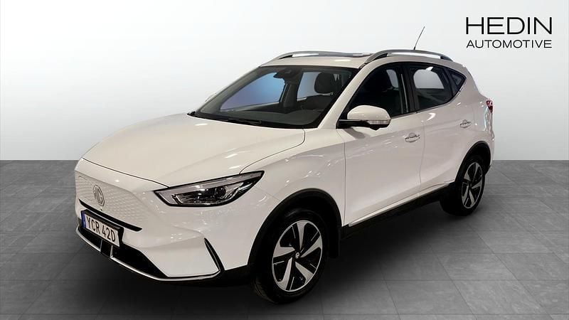 Vit (white) Begagnad 2023 MG ZS Luxury Sedan | 259 900 kr (Bra pris) - Bild 1/4