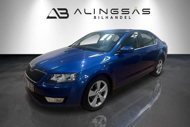 Blå Begagnad 2013 Skoda Octavia Ambition Halvkombi | 64 900 kr (Marknadspris) - Bild 1/4
