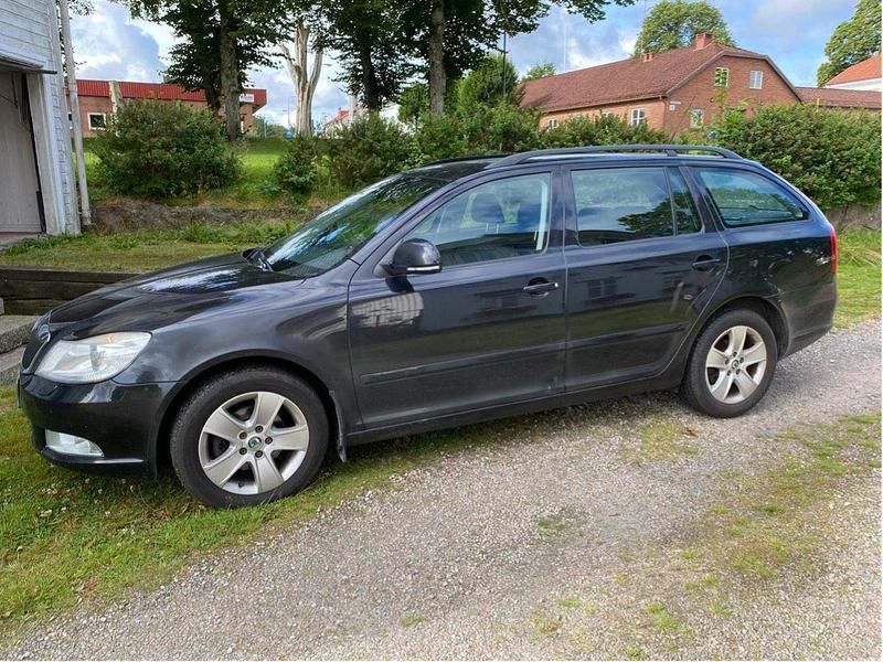 Svart Begagnad 2009 Skoda Octavia Kombi | 35 000 kr - Bild 1/4