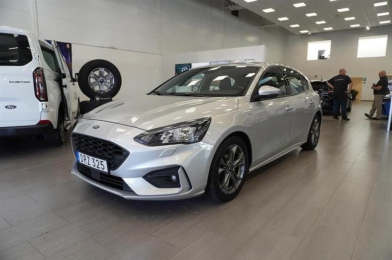 Grå Begagnad 2018 Ford Focus ST-Line Halvkombi | 149 900 kr (Marknadspris) - Bild 1/4