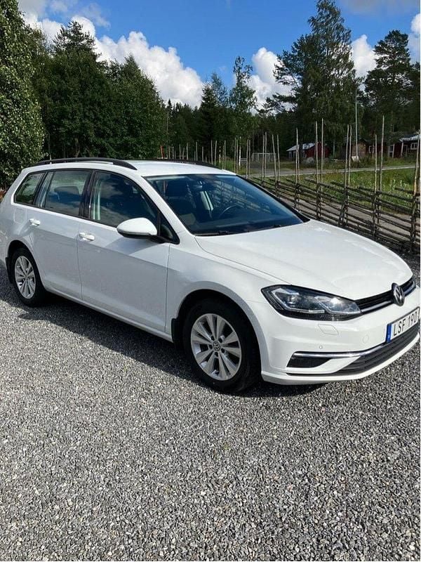 Vit Begagnad 2018 VW Golf VII Kombi | 152 800 kr (Marknadspris) - Bild 1/4