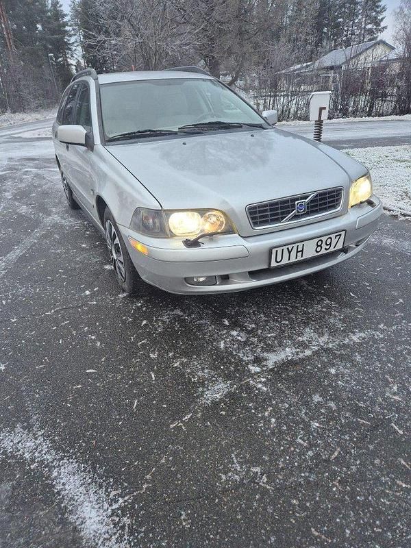 Grå Begagnad 2004 Volvo V40 Kombi | 12 500 kr (Bra pris) - Bild 1/4