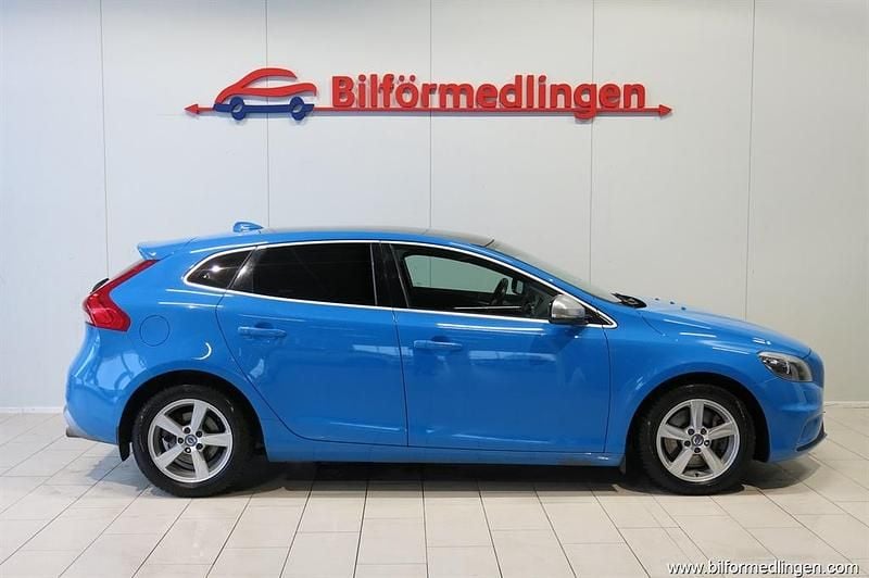 Blå Begagnad 2013 Volvo V40 R-Design Halvkombi | 99 900 kr (Superpris) - Bild 1/4
