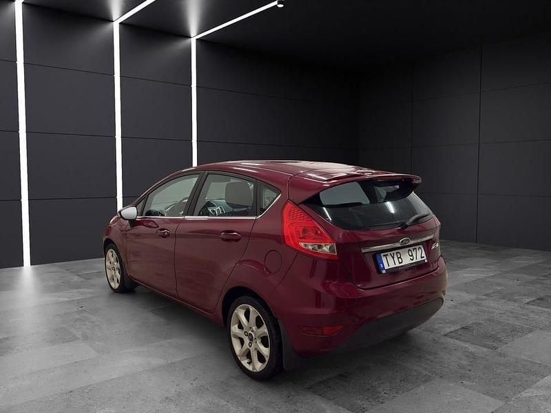Begagnad Ford Fiesta Titanium 82 HK (60 kW) 2010 Röd Halvkombi