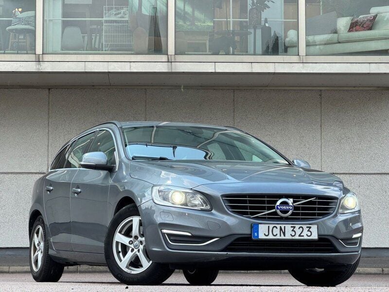 Grå Begagnad 2016 Volvo V60 Momentum Kombi | 139 900 kr (Marknadspris) - Bild 1/4