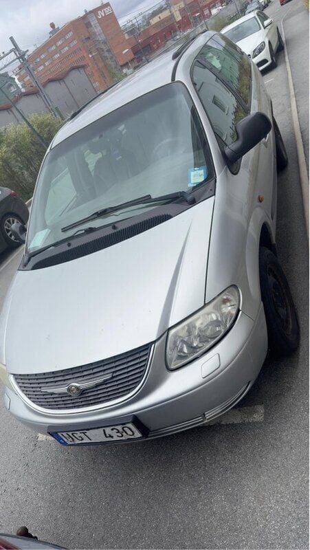 Grå Begagnad 2003 Chrysler Grand Voyager Minibuss | 8 000 kr (Superpris) - Bild 1/4