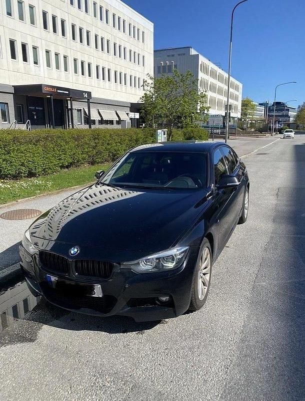 Svart Begagnad 2018 BMW 330 M Sport Sedan | 195 000 kr (Superpris) - Bild 1/4