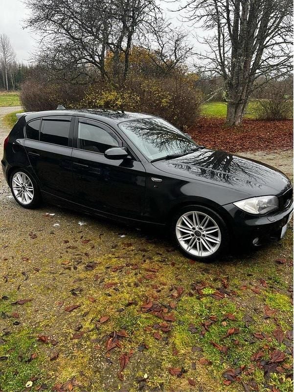 Svart Begagnad 2008 BMW 120 Advantage Halvkombi | 70 000 kr (Marknadspris) - Bild 1/4