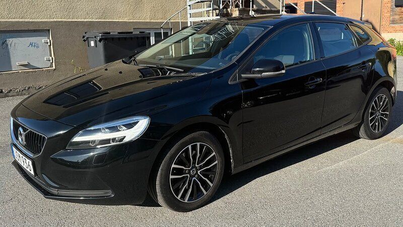 Svart Begagnad 2016 Volvo V40 Momentum Kombi | 144 900 kr (Marknadspris) - Bild 1/4