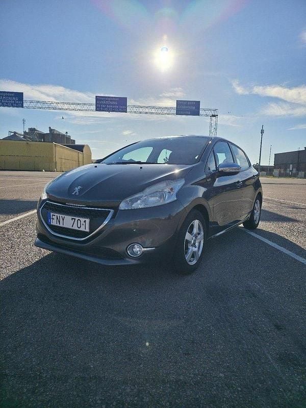 Grå Begagnad 2013 Peugeot 208 Halvkombi | 40 000 kr (Marknadspris) - Bild 1/4
