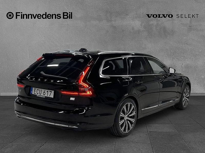 Begagnad Volvo V90 Core 253 HK (186 kW) 2022 Svart Kombi