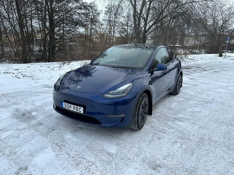 Begagnad 2025 Tesla Model Y Long Range AWD SUV | 499 990 kr (Marknadspris) - Bild 1/4