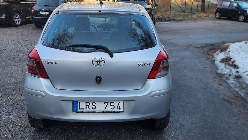 Begagnad Toyota Yaris 99 HK (72 kW) 2011 Silver Halvkombi