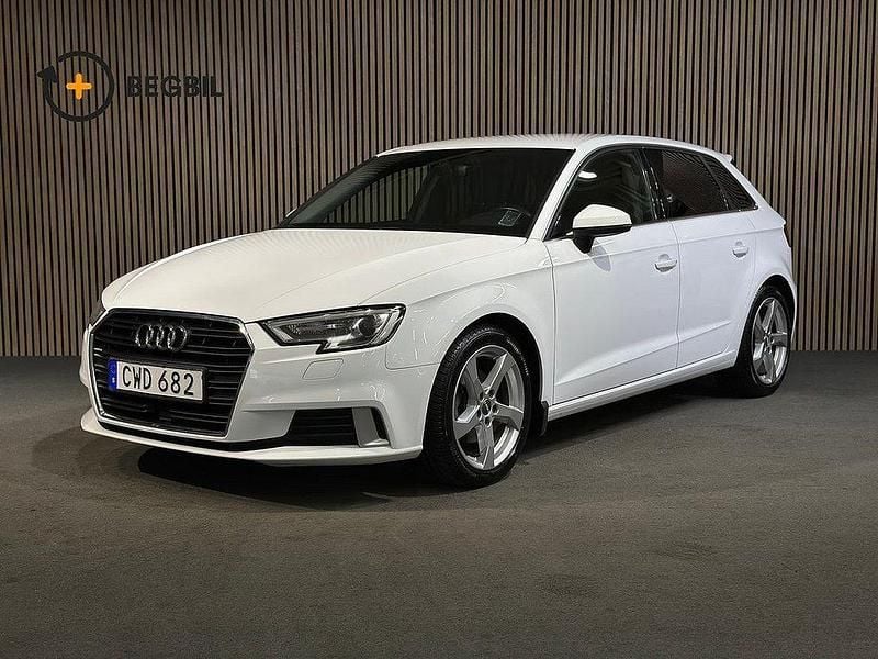 Vit Begagnad 2018 Audi A3 Sportback Sport Halvkombi | 189 100 kr (Marknadspris) - Bild 1/4