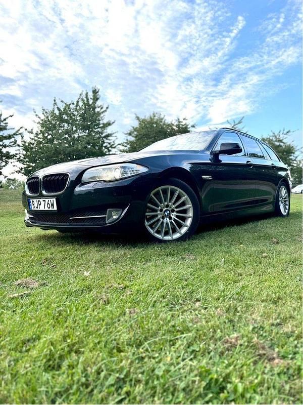 Svart Begagnad 2013 BMW 525 Comfort Edition Kombi | 138 999 kr - Bild 1/4