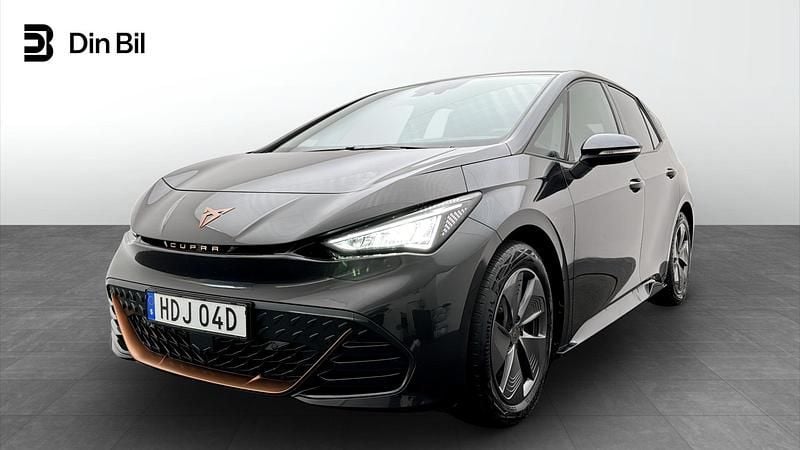 Grå Begagnad 2024 Cupra Born Halvkombi | 259 900 kr (Marknadspris) - Bild 1/4