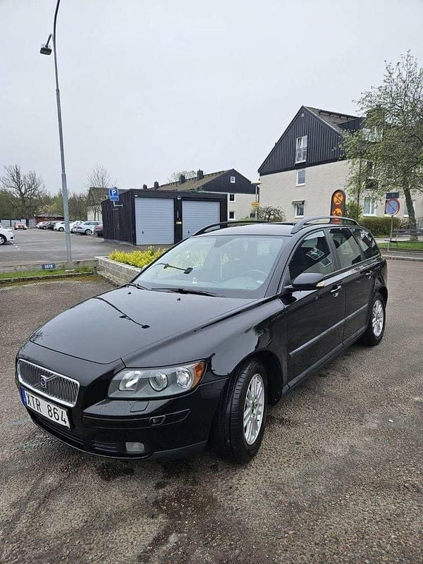 Svart Begagnad 2006 Volvo V50 Kinetic Kombi | 40 000 kr (Marknadspris) - Bild 1/4