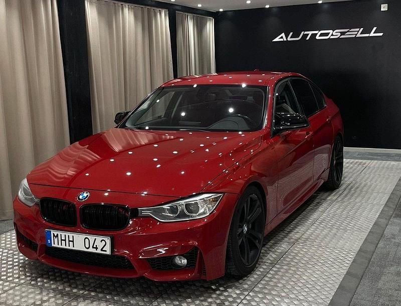 Röd Begagnad 2012 BMW 335 Sport Line Sedan | 299 900 kr (Dyr) - Bild 1/4