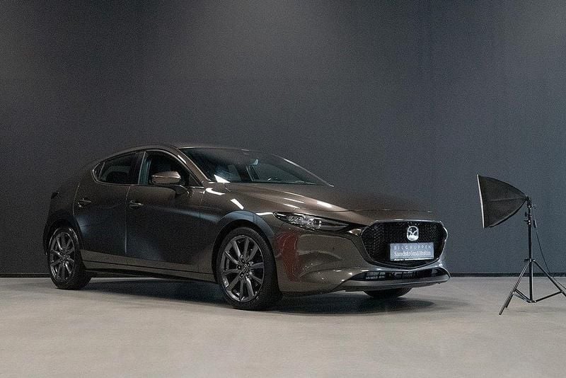 Brun (brun metallic) Begagnad 2019 Mazda 3 Halvkombi | 189 000 kr (Marknadspris) - Bild 1/4