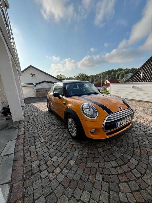 Orange Begagnad 2015 Mini Cooper Chili Halvkombi | 125 000 kr (Marknadspris) - Bild 1/4